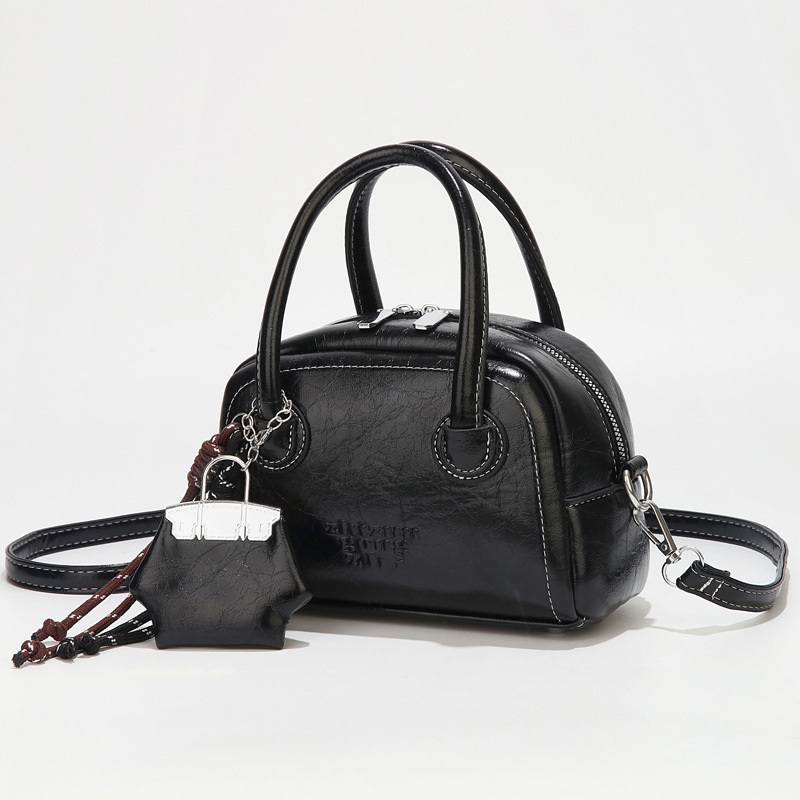 The 2025 new niche design, stylish small square bag, is simple and retro, with exquisite and trendy oil-leather single-shoulder crossbody bag details Picture