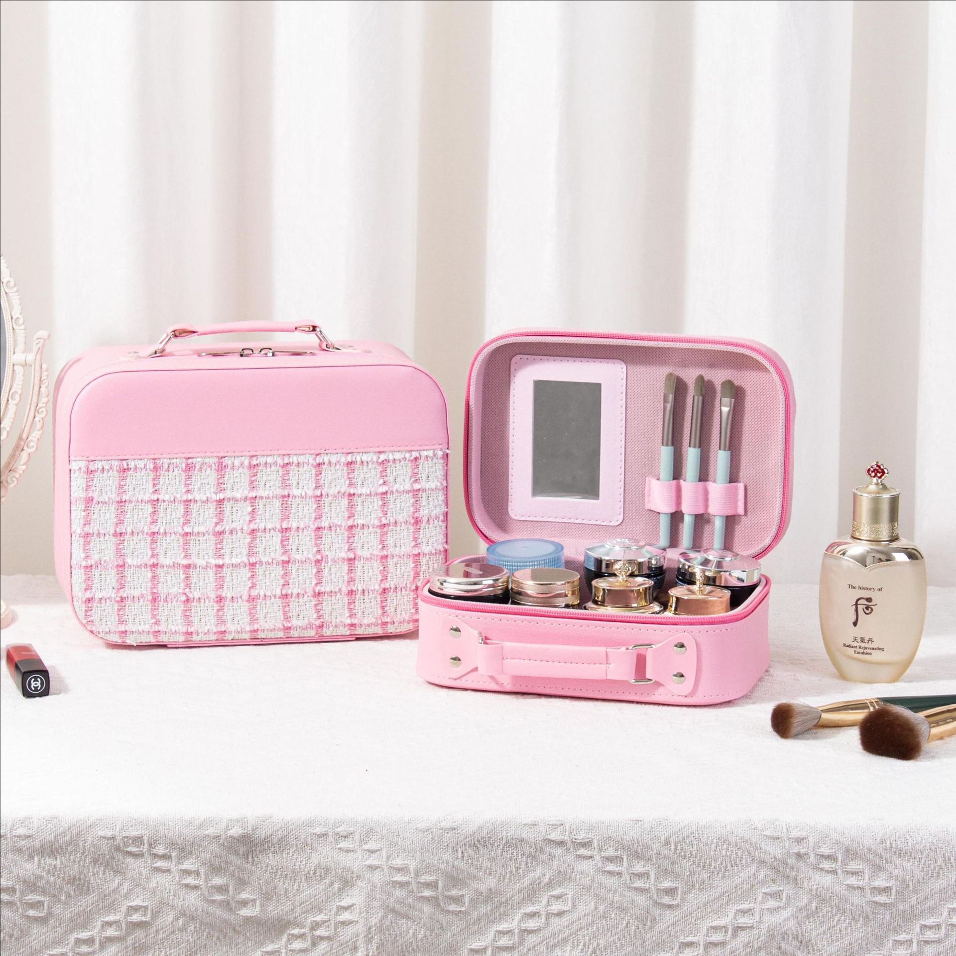 Factory wholesale high-beauty makeup cases, large-capacity makeup bags, portable travel suitcases, desktop storage boxes, and souvenirs full figure