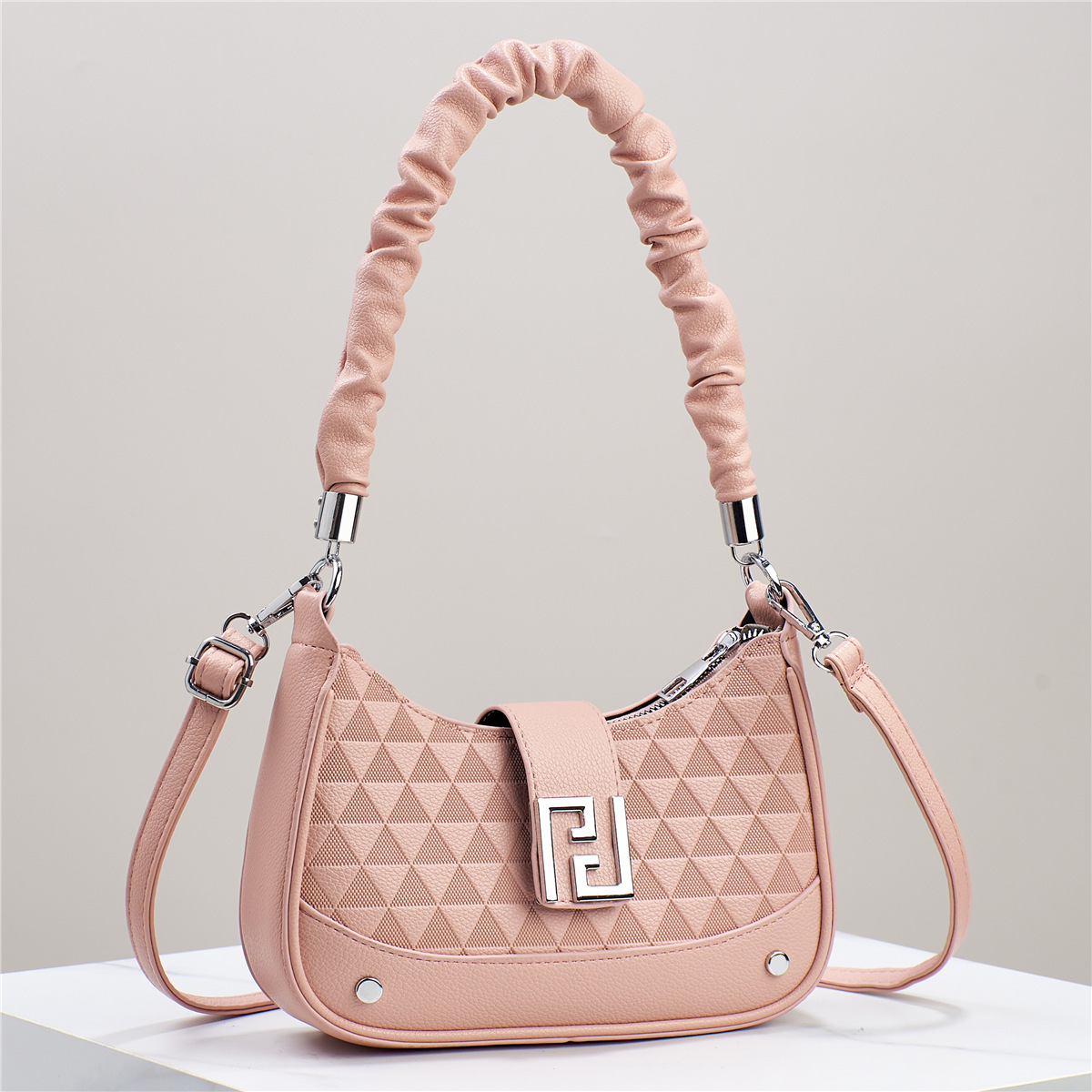 A niche design chain women's bag, 2025 new style, sweet and cool, spicy girl style, single-shoulder armpit bag, versatile crossbody bag Application Scenario