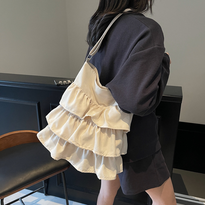 A niche design, fashionable and versatile pleated single-shoulder bucket bag, a new large-capacity casual tote bag for women in 2025 Application Scenario