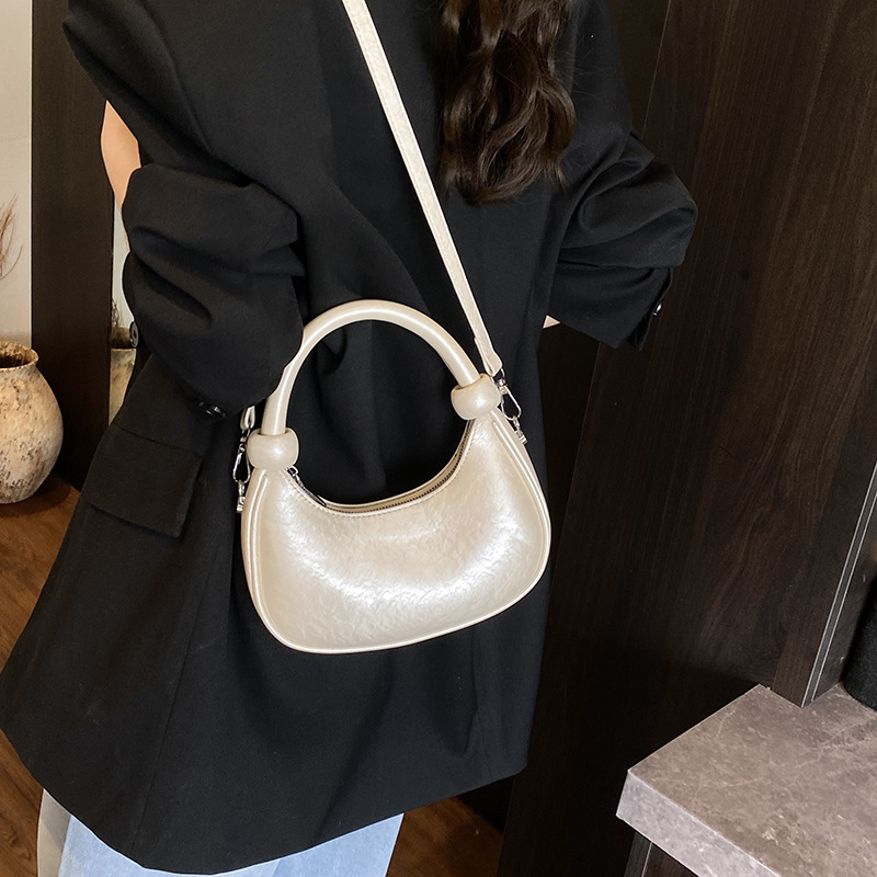 A new, trendy, stylish and individualistic single-shoulder crossbody bag for women in 2025, featuring a unique French and niche style details Picture