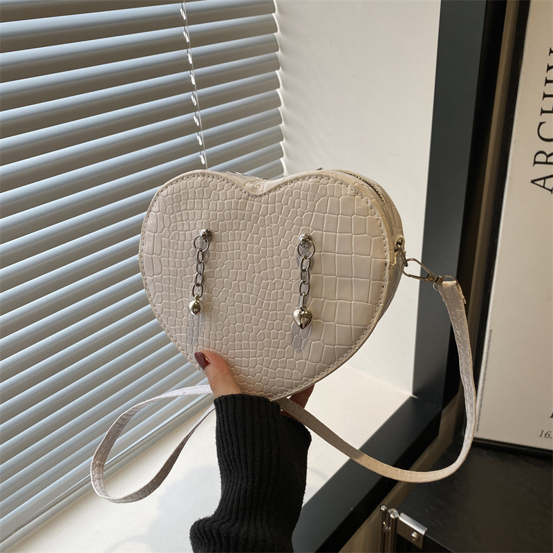 Spring 2025 new fashionable crocodile pattern hand-held heart-shaped bag, sweet and cool style, trendy and versatile single-shoulder crossbody bag full figure