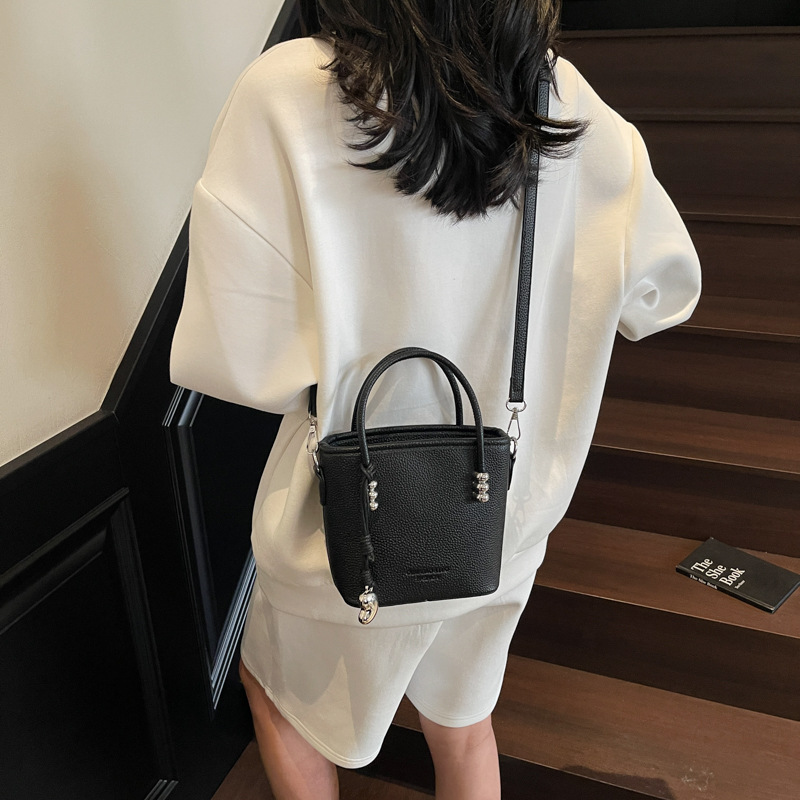 2025 New high-end solid color hand-held bucket bag, stylish and versatile single-shoulder bag for women, trendy and fashionable crossbody bag Application Scenario