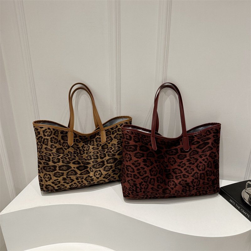This year, the leopard print Tote bag is in vogue. The new 2024 versatile autumn and winter large-capacity student single-shoulder commuter bag Application Scenario