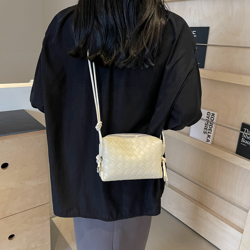A new trendy, simple and versatile shoulder bag with a niche design sense, a woven bag, and a fashionable crossbody bag for women's shopping and commuting details Picture