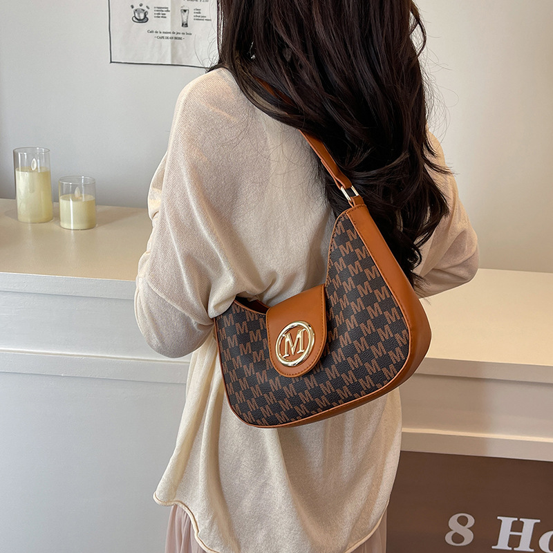 A new French niche printed underarm bag for women in spring 2025, a versatile and trendy single-shoulder bag for commuting Specification drawing