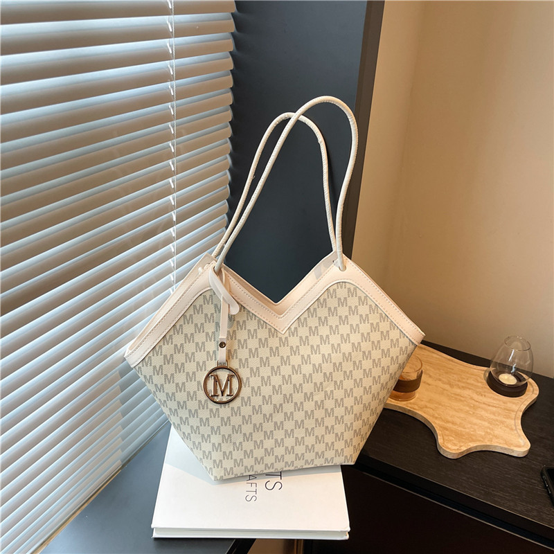 This year, the popular letter bag for women in 2025 is a new style of fashionable single-shoulder crossbody bag that is versatile and has a large capacity full figure