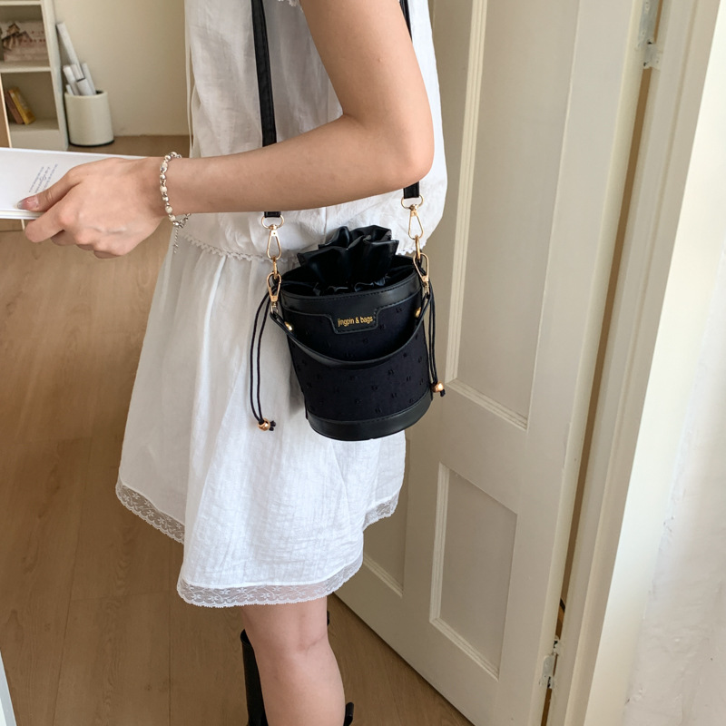 Bucket Bag 2025 New Korean-style niche women's bag, cylindrical single-shoulder bag, trendy retro color contrast crossbody bag details Picture