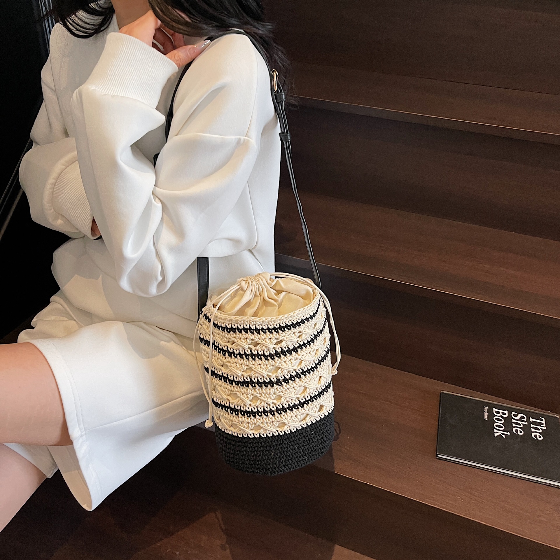 Summer striped bucket bag, versatile vacation beach bag, drawstring crossbody handbag, woven cotton thread bucket bag Application Scenario
