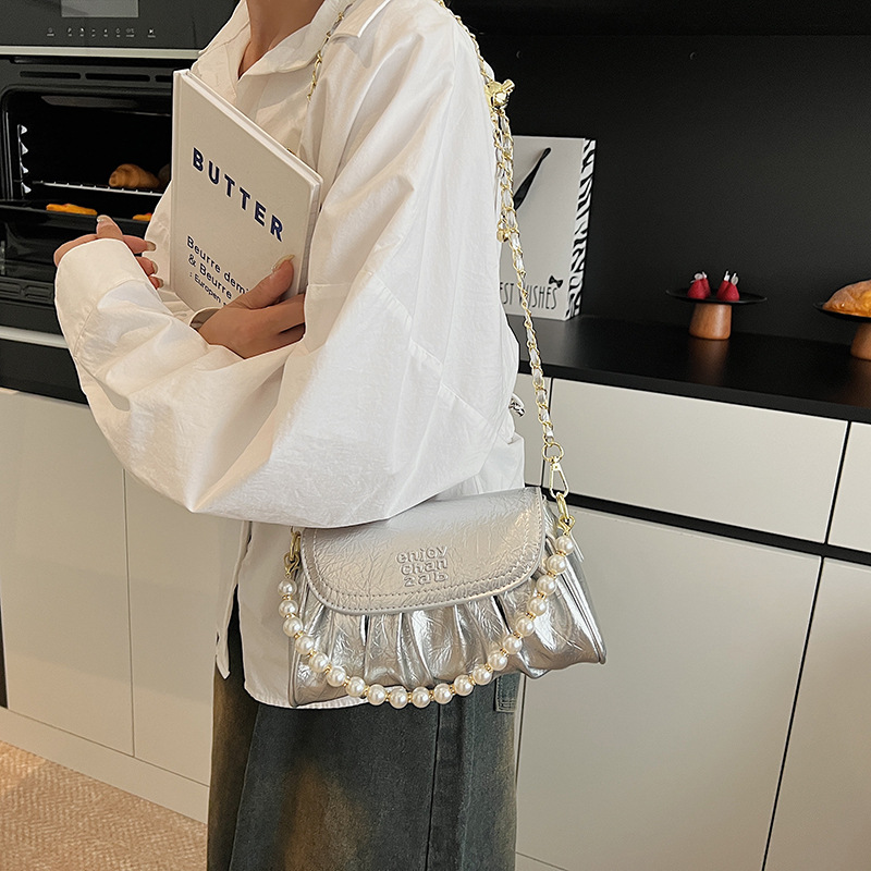 The 2025 new pleated beaded chain underarm bag is simple and versatile, a small square bag, a stylish single-shoulder bag, and a light luxury crossbody bag details Picture