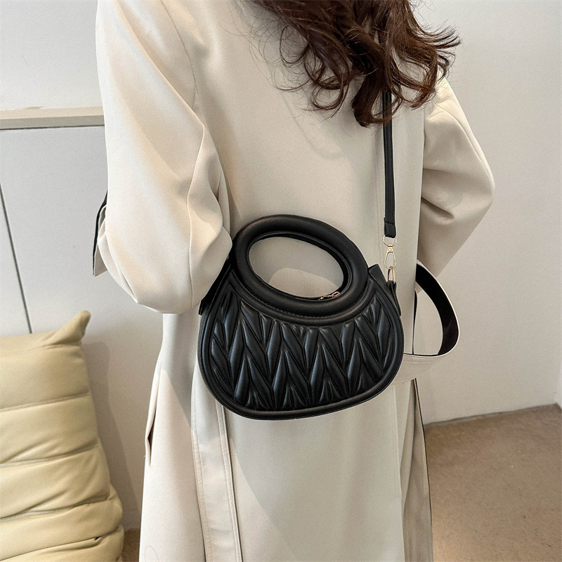 The new 2024 cross-border pleated bag for women features a stylish and high-quality crescent-shaped bag, paired with a niche hand-held shoulder bag Application Scenario