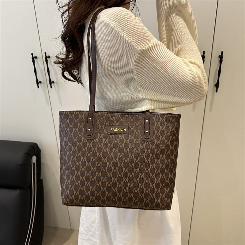 Large-capacity commuter tote bag, fashionable printed large bag for women, new 2025 cross-border class commuting single-shoulder bag details Picture