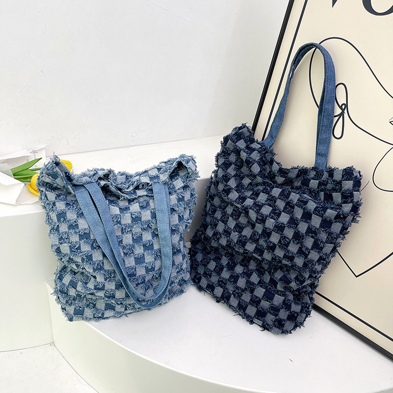 Korean style ins denim canvas single-shoulder bag, casual fringed checkered large-capacity shopping bag, student commuting bag for classes Application Scenario