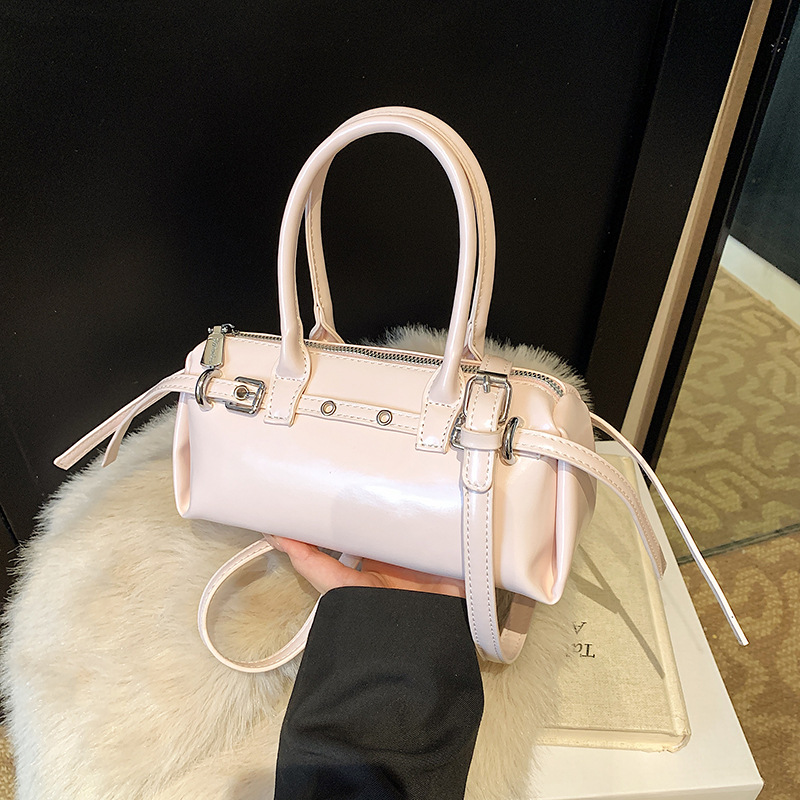 High-end commuter small bag for women, 2025 new style casual and versatile crossbody bag, fashionable hand-held pillow bag, baguette bag Application Scenario