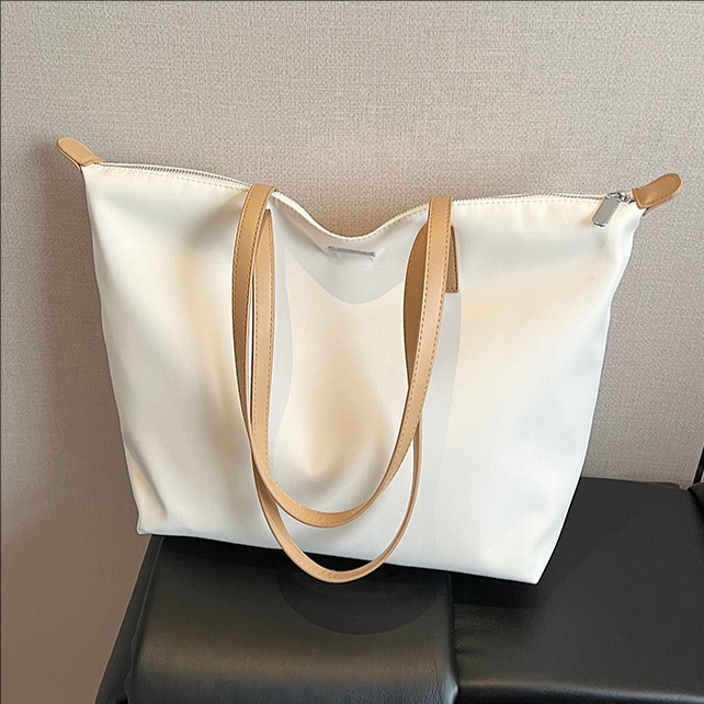 A new Korean-style casual nylon fabric single-shoulder underarm bag for women, a trendy and fashionable large-capacity commuter tote bag full figure