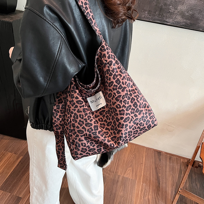 Leopard print soft surface large-capacity women's 2024 new single-shoulder bag, fashionable and retro commuting high-end quality crossbody bag Application Scenario