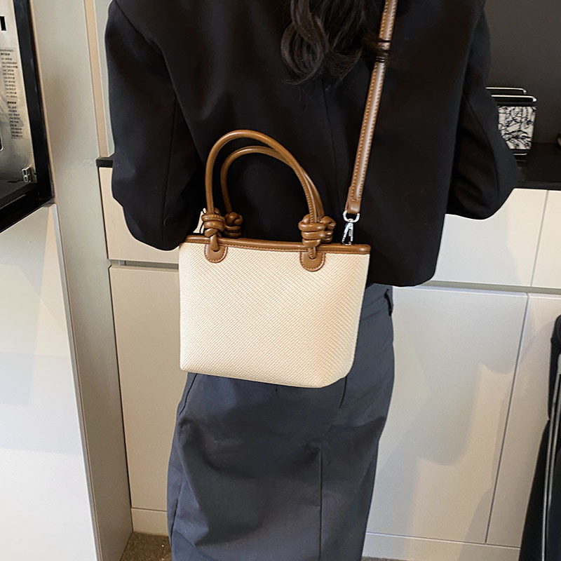Versatile ins crossbody bag for women 2025 new trendy Korean-style tote bag with contrasting colors casual bucket bag Application Scenario