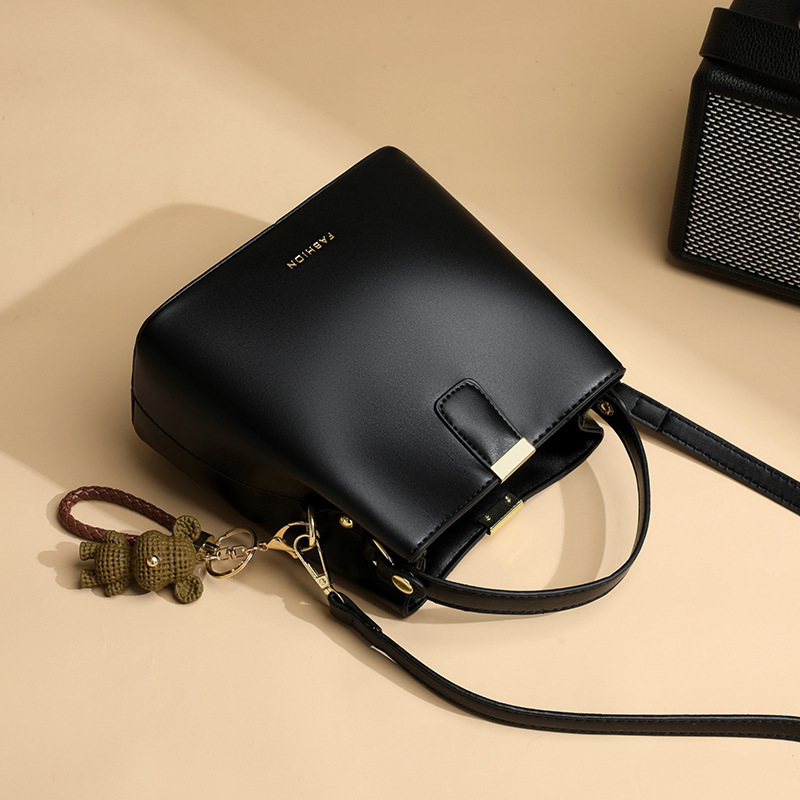 This year, the bucket bag for women's 2025 spring and summer is in fashion. It's a versatile single-shoulder crossbody bag with a Korean-style texture Specification drawing