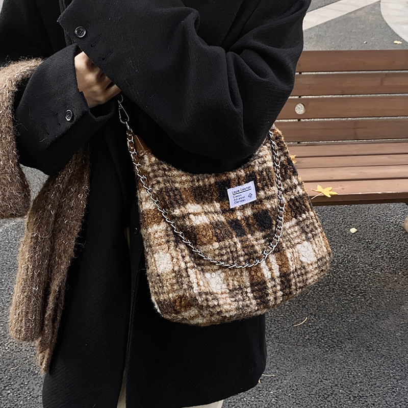 Woolen checkered large-capacity women's 2024 new chain single-shoulder bag, retro and versatile, casual commuting crossbody bag full figure