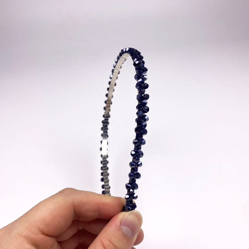 The new crystal headband is fashionable, simple and versatile. The small crystal two plus one headpiece is a light luxury handcrafted hair accessory for women Application Scenario
