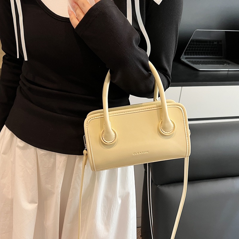 This 2025 new Korean-style wax oil leather simple hand-held small square bag is fashionable and versatile. It's a single-shoulder crossbody bag Specification drawing