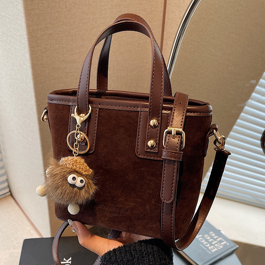 A frosted retro small handbag for women, 2024 new style hand-held bucket bag, simple and elegant texture, versatile for commuting crossbody full figure