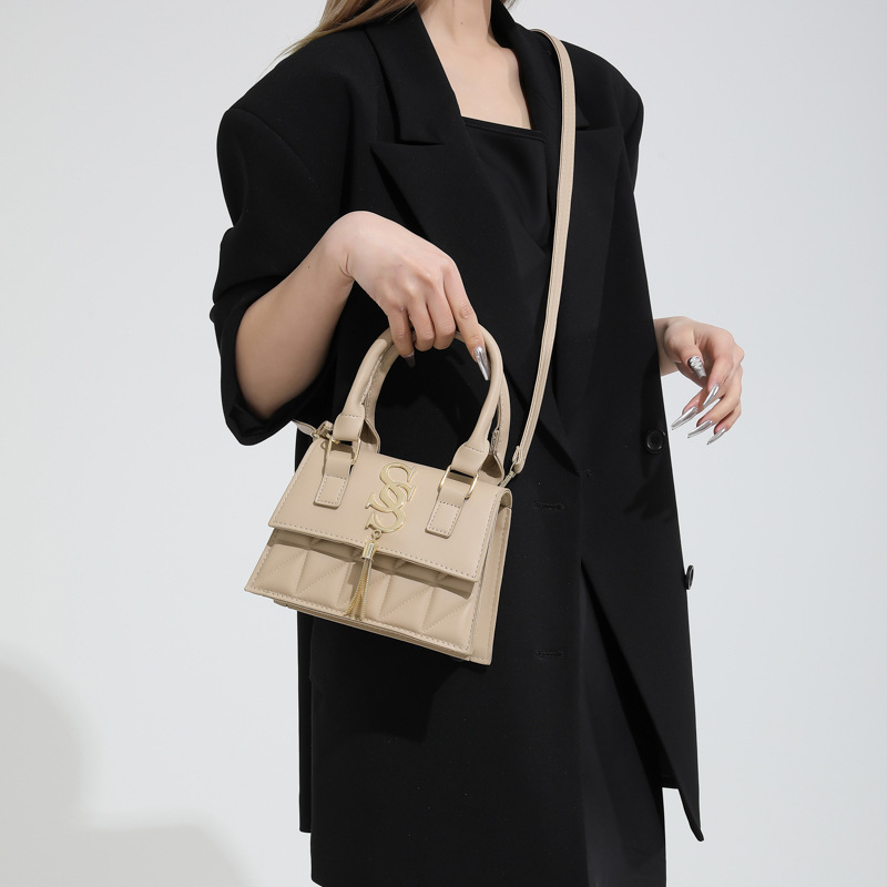 Cross-border diamond-shaped embroidered thread letter bag 2024, fashionable and stylish, simple and elegant, crossbody single-shoulder handbag details Picture