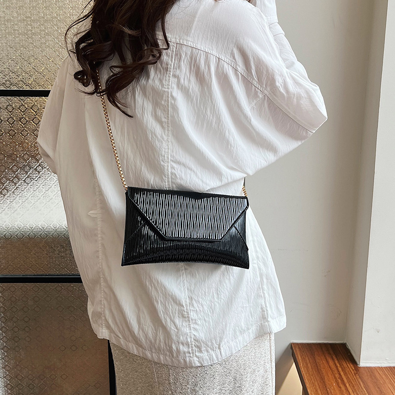 Cross-border European and American fashion pleated hand-held envelope bag for dinner, stylish and individual chain single-shoulder crossbody women's bag details Picture
