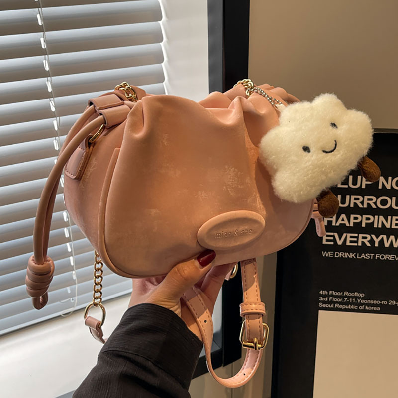 This is a new 2024 stylish and versatile Korean-style pleated single-shoulder crossbody bag with a unique texture full figure