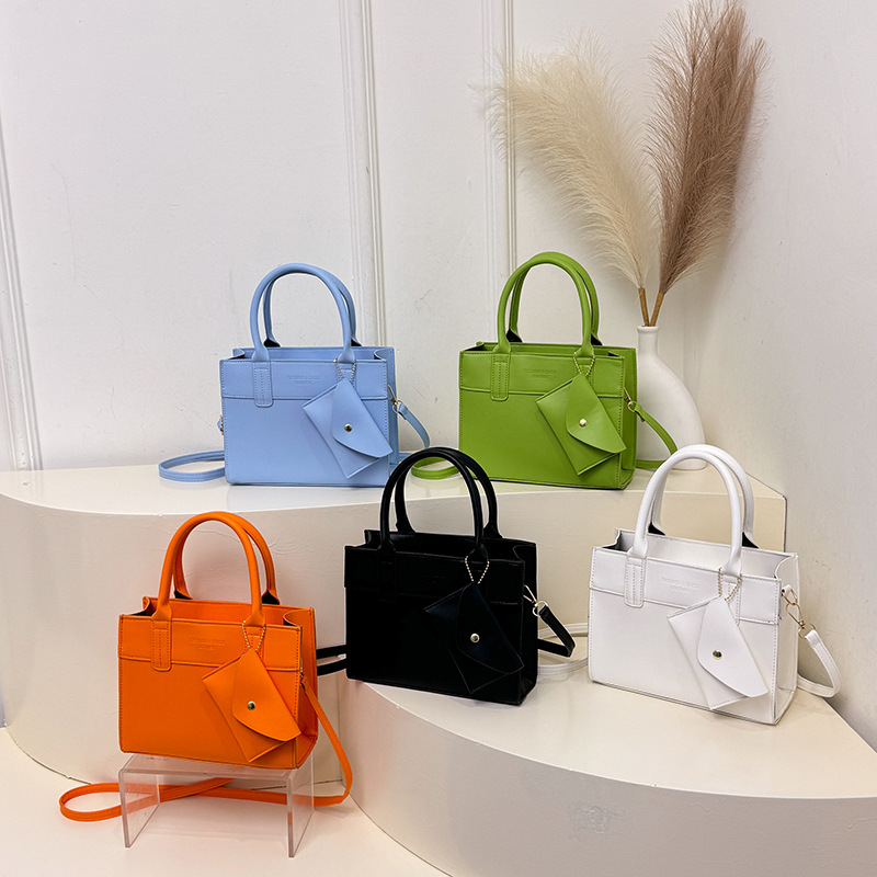 Retro and fashionable platinum handbag for women, Spring/Summer 2025 new Korean version, large-capacity single-shoulder bag, commuter crossbody bag Application Scenario