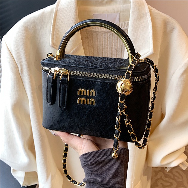 Oil wax leather hand-held box bag for women, 2025 new style, fashionable and versatile chain bag, bestseller, stylish single-shoulder crossbody bag full figure