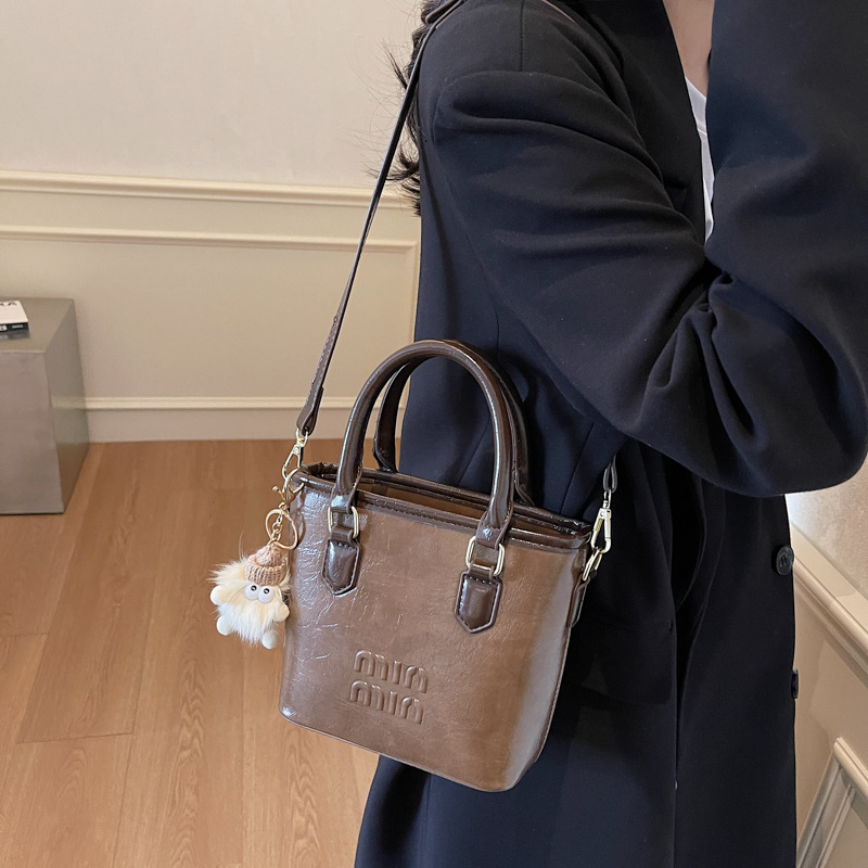 High-end and trendy hand-held bucket bag, new Korean style fashionable single-shoulder bag 2025, niche design casual crossbody bag Application Scenario