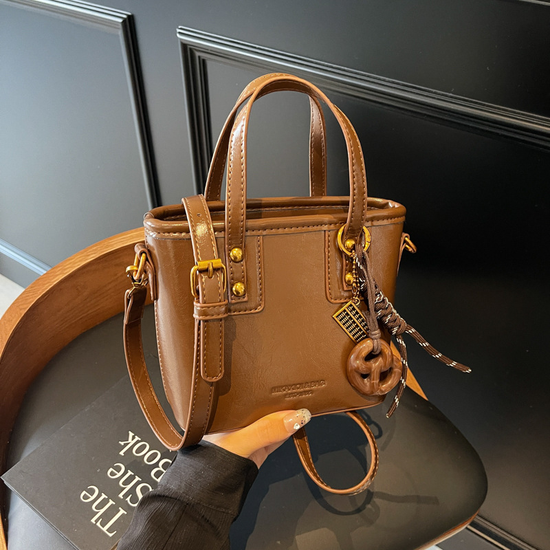 A retro and casual bucket bag for women in 2024, a trendy and fashionable single-shoulder bag with a high-end Korean style and versatile women's bag details Picture