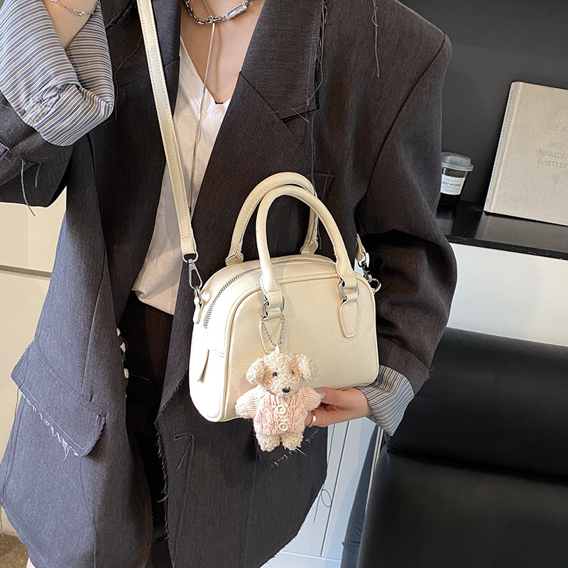 Korean style simple and fashionable hand-held bowling bag for women 2025 new high-end soft leather single-shoulder crossbody bag Application Scenario