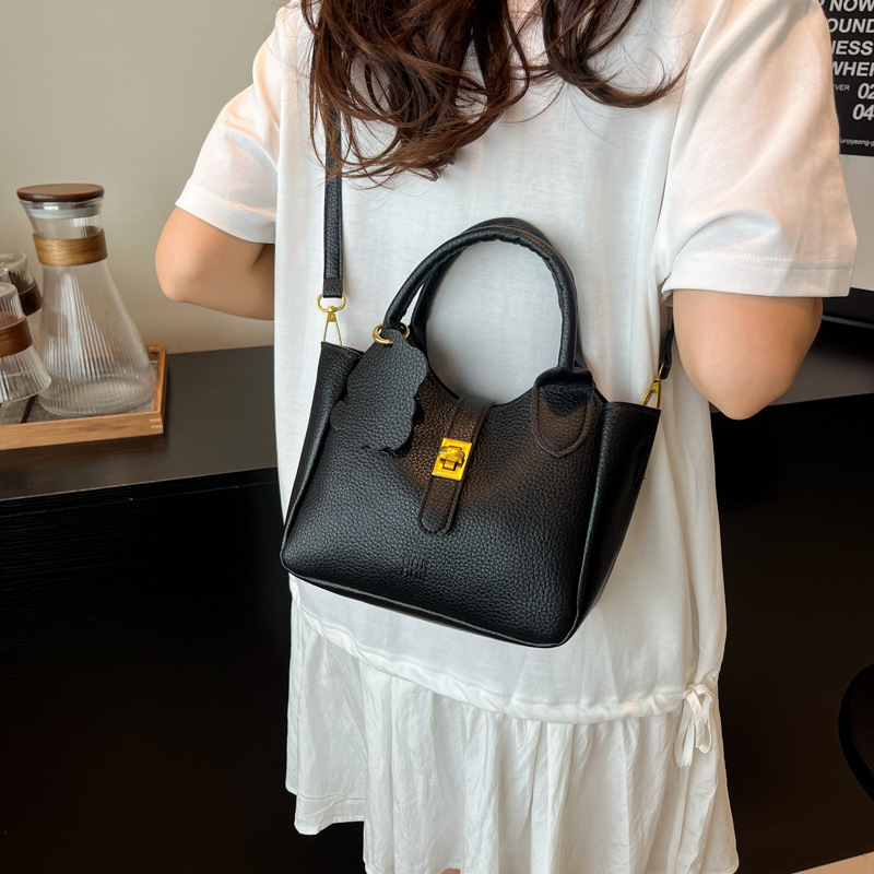 This year, the "Small Bag Girls 2025 Summer New Style" trendy, fashionable, high-quality and stylish hand-held crossbody bucket bag is in vogue details Picture