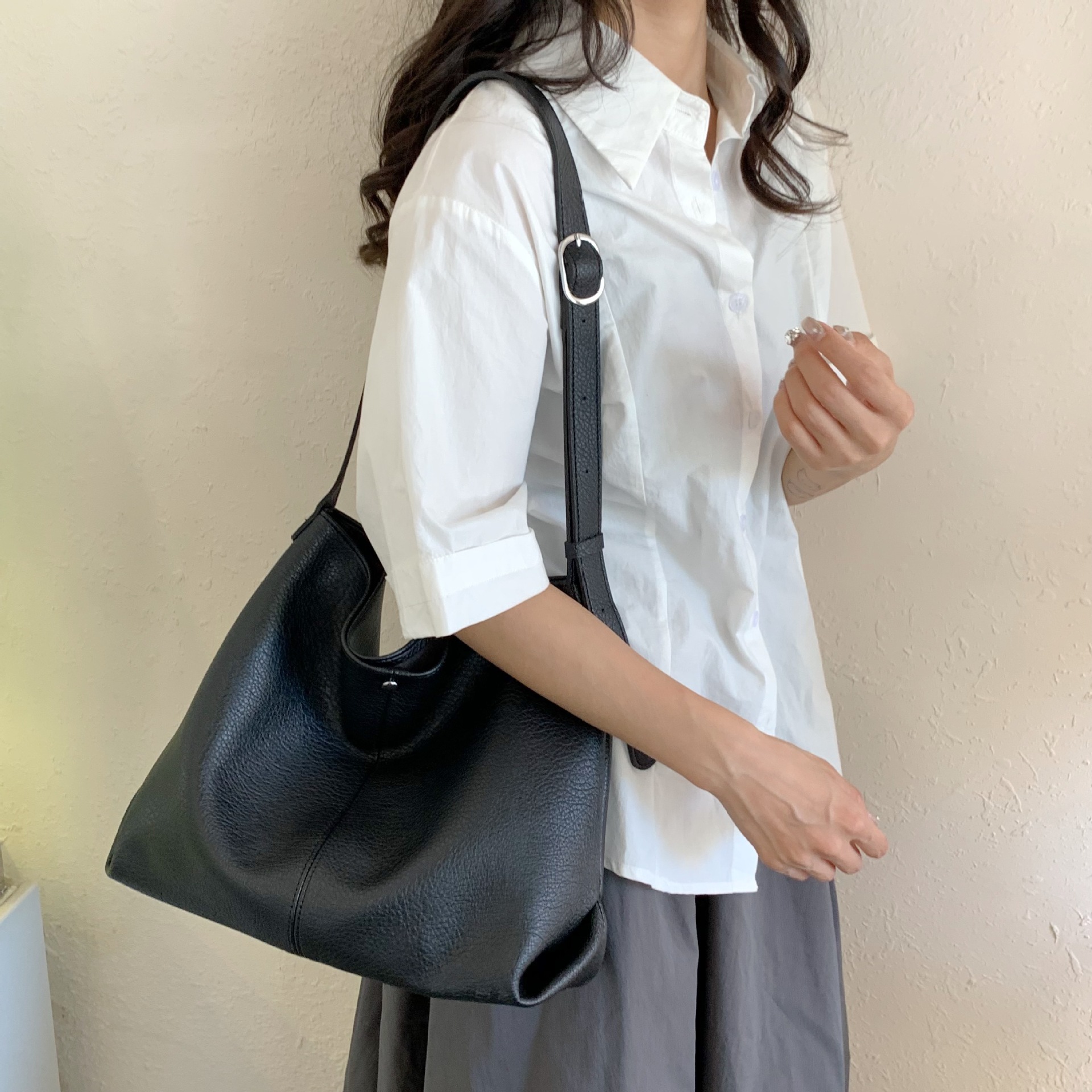 A new, niche, multi-functional single-shoulder crossbody tote bag for women's summer 2025 with a large capacity Specification drawing