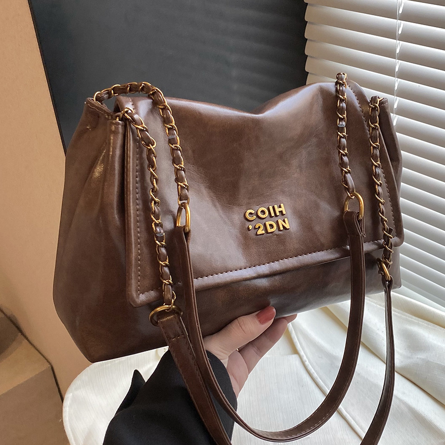 Retro and fashionable underarm bag, Korean style new work commuting bag, large-capacity tote bag 2024, trendy and versatile shoulder bag full figure