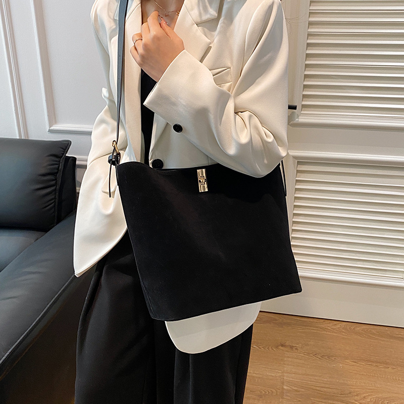 Winter new high-end large-capacity tote bag, bucket bag, women's commuting large-capacity single-shoulder bag, handbag details Picture
