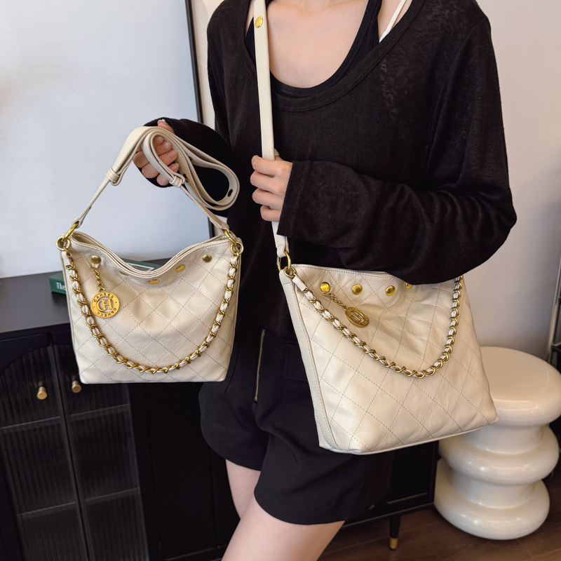Cross-border diamond-shaped chain bucket bag, fashionable underarm bag, 2025 new versatile shoulder bag, stylish crossbody bag, women's bag details Picture
