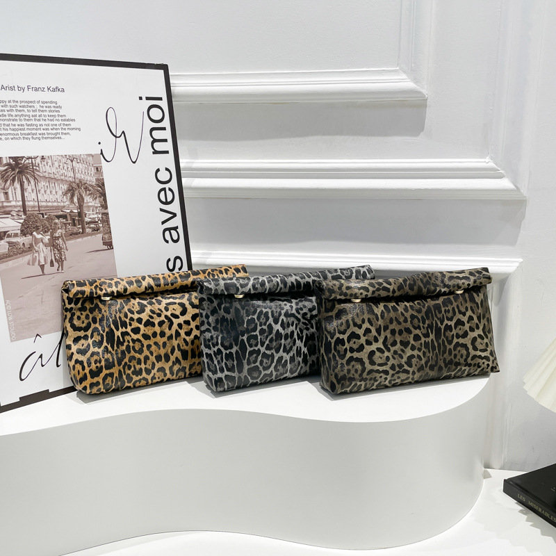 This year, leopard print bags are in vogue. The 2025 new style for women is stylish and versatile, including single-shoulder underarm bags and crossbody chain small square bags Application Scenario