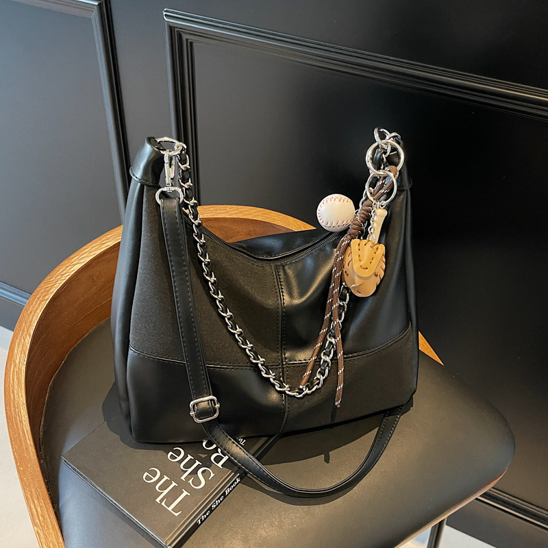 High-end quality bag, women's large-capacity 2024 new retro niche design crossbody bag, chain commuting single-shoulder bag details Picture