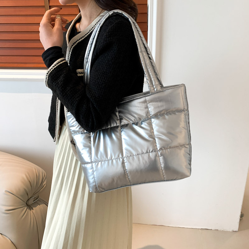 A large-capacity casual handbag for women, a new Korean-style solid color simple single-shoulder underarm bag for women, and a commuter tote bag Specification drawing