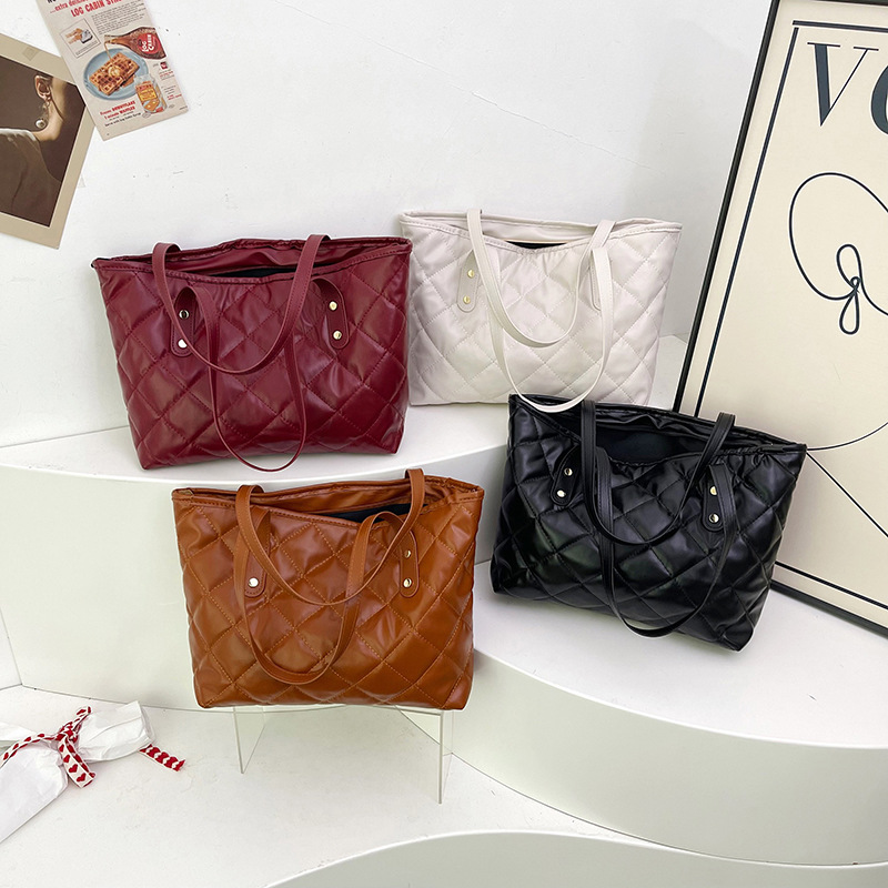 New cross-border trendy and fashionable women's bag, large-capacity underarm single-shoulder bag, casual and simple crossbody versatile commuter tote bag Application Scenario