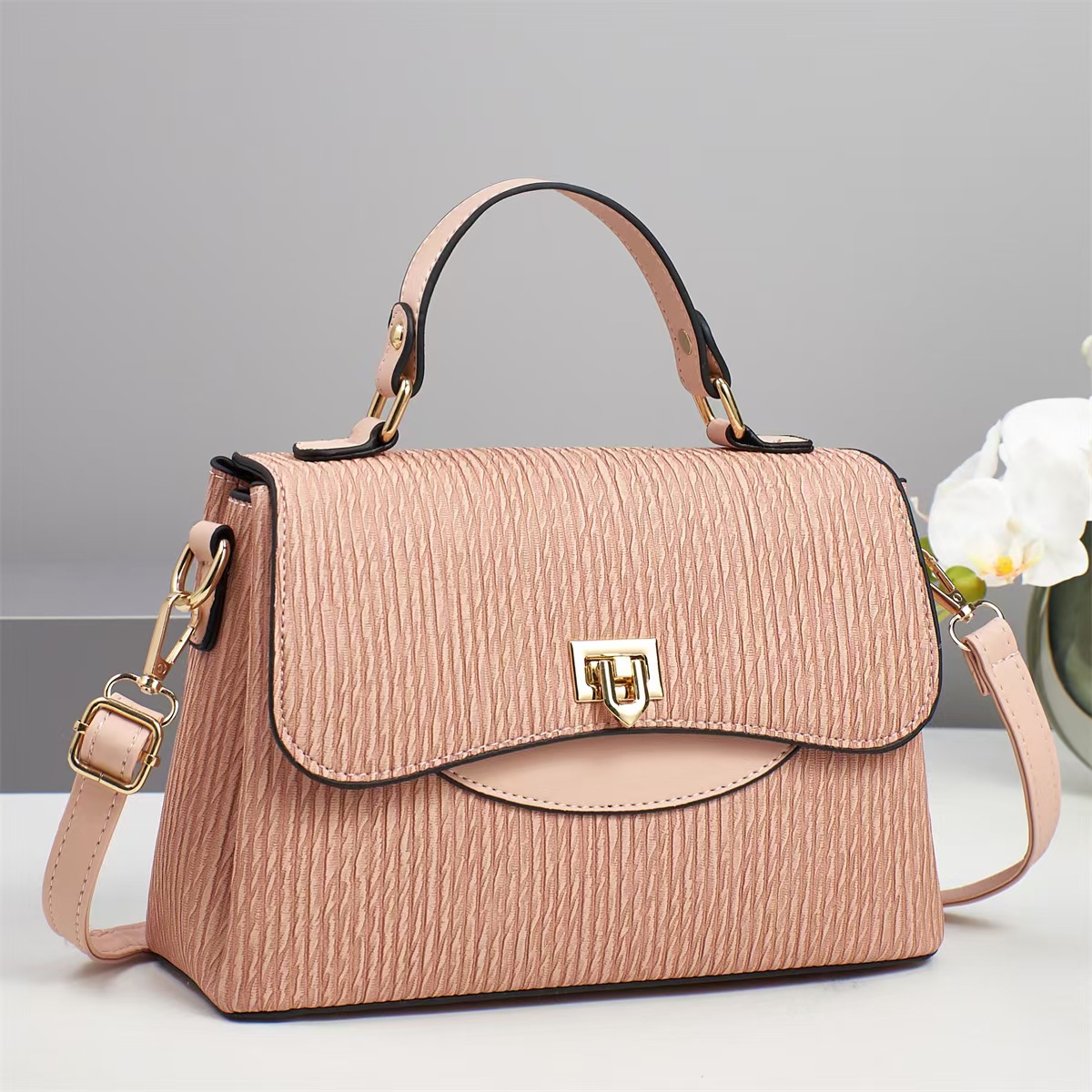 A new 2025 light luxury handbag for women, a simple, large-capacity, fashionable and versatile single-shoulder bag, and a niche crossbody bag details Picture