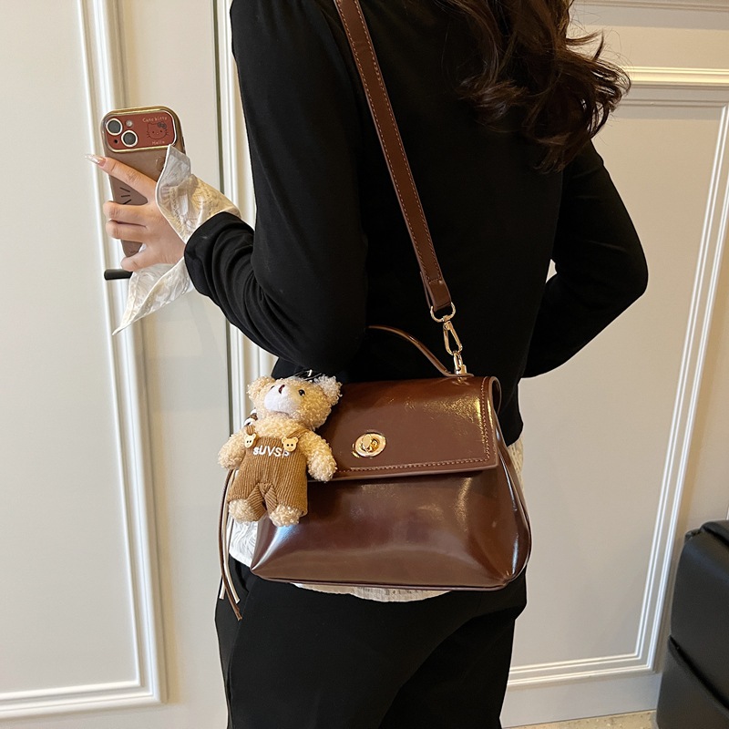Urban simplicity, retro lock-lock small square bag, women's bag, messenger bag, high-end single-shoulder crossbody handbag Application Scenario