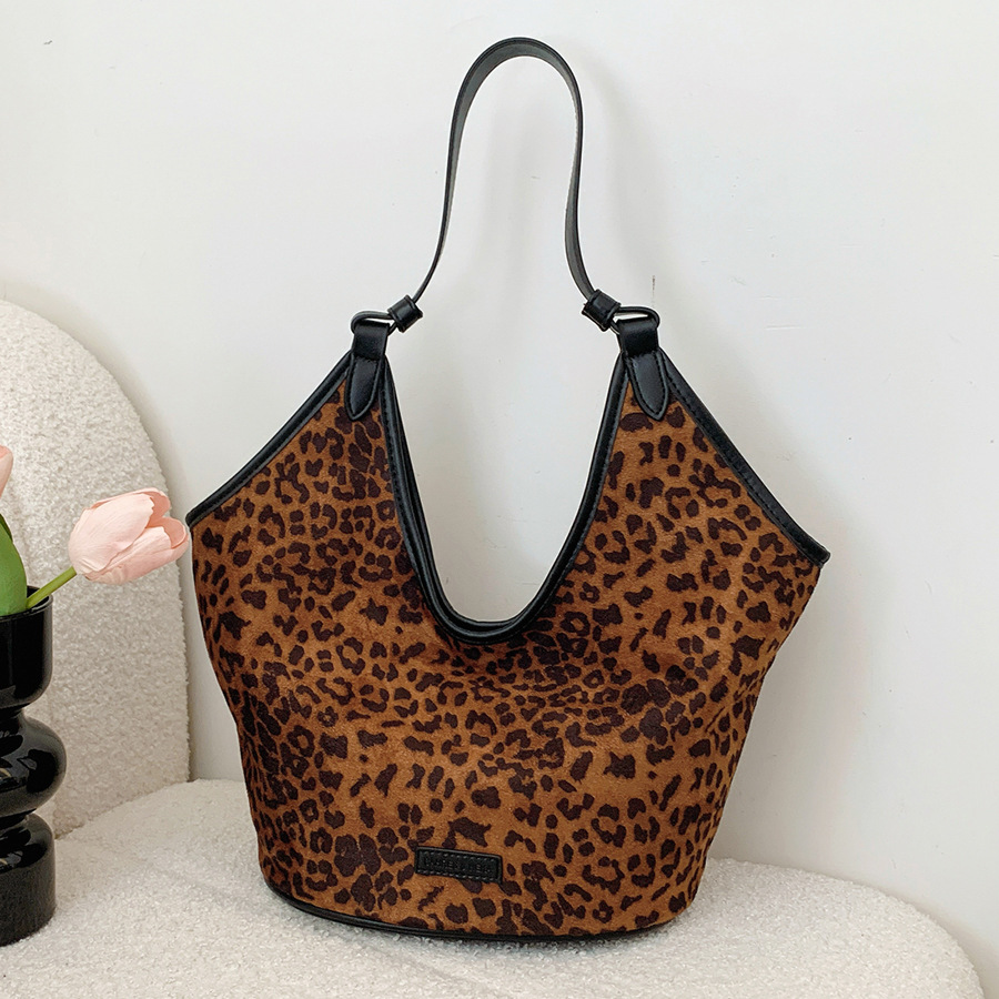 This year, large-capacity leopard print bags for women are in vogue. The 2024 new high-end commuter single-shoulder bag and Tote bucket bag are all in vogue full figure