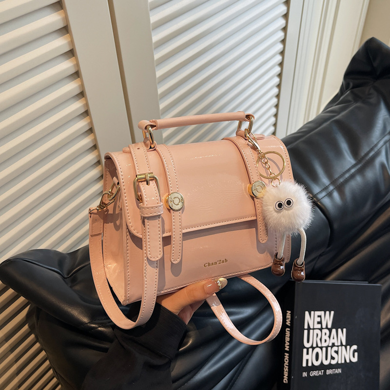 This is a new fashion, casual and versatile single-shoulder bag for women with a niche design in 2025. It exudes a sense of sophistication and simplicity, and is suitable for carrying under the armpits details Picture