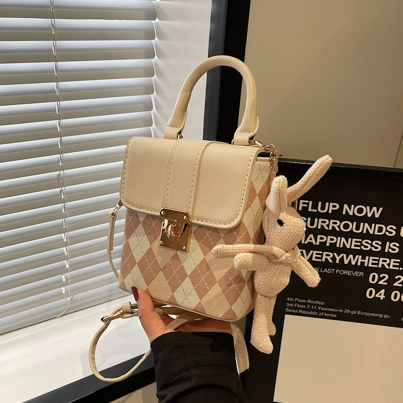 Crossbody bag for ladies, stylish handbag, 2024 new trendy and fashionable diamond-shaped mobile phone box bag, ins small bag details Picture