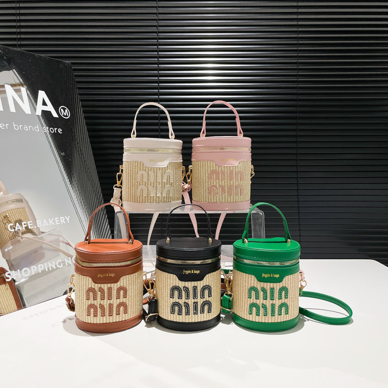 Cross-border Women's Bag 2025 New style single-shoulder crossbody cylinder bag, stylish woven coin purse, money bag, mobile phone bag Application Scenario
