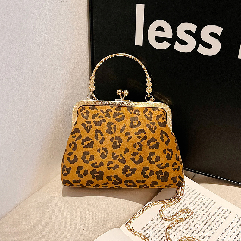 The textured metal handbag is a popular retro and fashionable leopard print single-shoulder bag and chain crossbody bag for women in the autumn of 2024 full figure